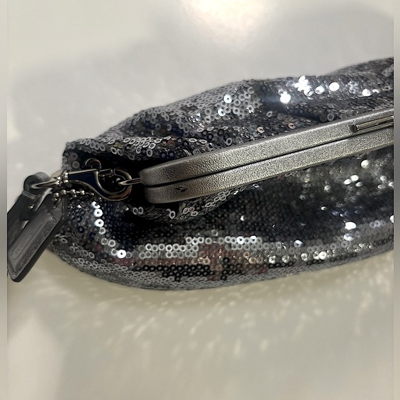 COACH Silver Sequin Wristlet with lavender interior Stunning shine! - Picture 4 of 10